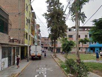 En Venta Casa de 5 pisos frente a parque en Independencia
