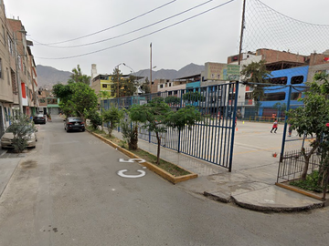 En Venta Casa de 5 pisos frente a parque en Independencia