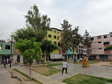En Venta Casa de 5 pisos frente a parque en Independencia