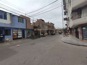 Se Vende casa de 2 pisos frente a parque en Los Olivos