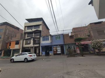 Se Vende casa de 2 pisos frente a parque en Los Olivos