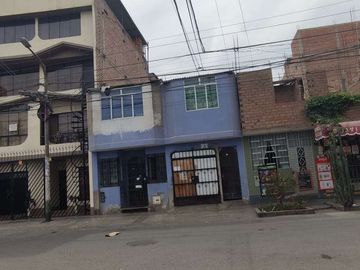 Se Vende casa de 2 pisos frente a parque en Los Olivos