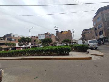 Se Vende casa de 2 pisos frente a parque en Los Olivos