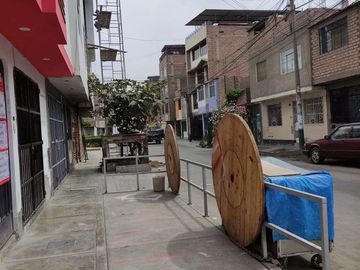 Se Vende casa de 2 pisos frente a parque en Los Olivos