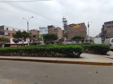Se Vende casa de 2 pisos frente a parque en Los Olivos