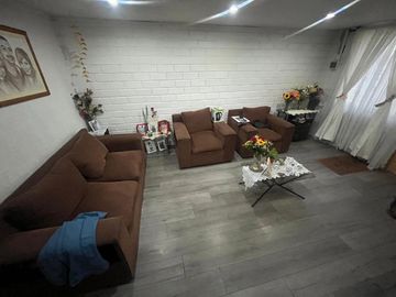 Casa Esquina en Av. 1era Transversal, Metro Bueras, Maipú.