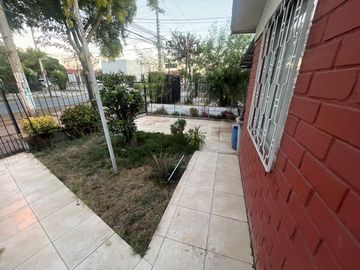 Casa Esquina en Av. 1era Transversal, Metro Bueras, Maipú.