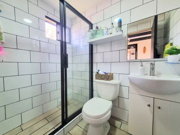 Casa Con Gran Terreno 4d/3b En Microbarrio. El Bosque