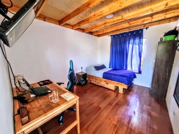 Casa Con Gran Terreno 4d/3b En Microbarrio. El Bosque
