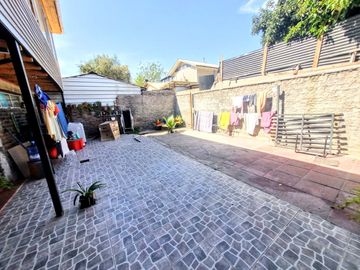 Casa Con Gran Terreno 4d/3b En Microbarrio. El Bosque