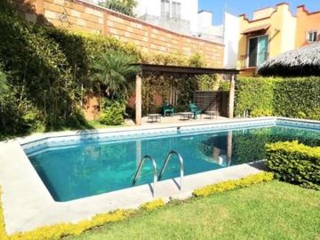 EXCELENTE CASA UBICADA EN RESIDENCIAL EXCLUSIVO. XOCHITEPEC, MORELOS. -NO CREDITOS-