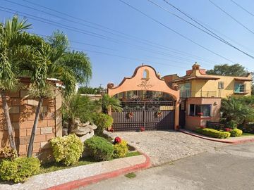 EXCELENTE CASA UBICADA EN RESIDENCIAL EXCLUSIVO. XOCHITEPEC, MORELOS. -NO CREDITOS-