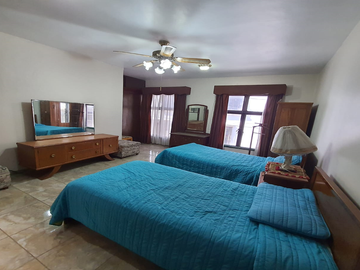 CASA EN VENTA A DOS CUADRAS DE PLAZA FUNDADORES