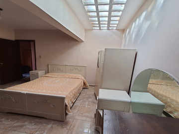 CASA EN VENTA A DOS CUADRAS DE PLAZA FUNDADORES