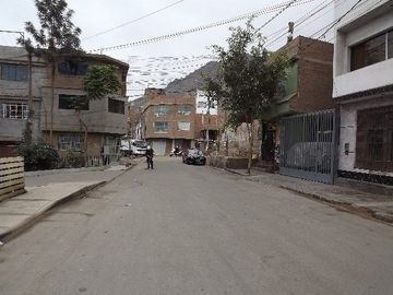 En Venta Casa de 2 pisos cerca  a parque- San Juan de Lurigancho
