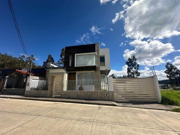 ESPECTACULAR CASA DE LUJO EN CHARASOL