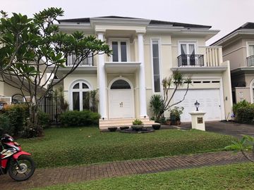 Disewakan Rumah Fontainebleau Golf Residence BSD City Tangerang Selatan Luas Mewah Bagus Nyaman Siap Huni