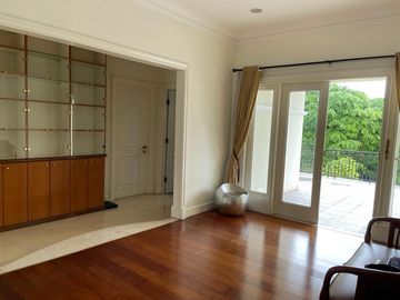 Disewakan Rumah Fontainebleau Golf Residence BSD City Tangerang Selatan Luas Mewah Bagus Nyaman Siap Huni
