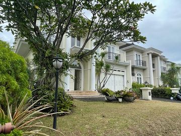 Disewakan Rumah Fontainebleau Golf Residence BSD City Tangerang Selatan Luas Mewah Bagus Nyaman Siap Huni