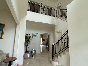 Disewakan Rumah Fontainebleau Golf Residence BSD City Tangerang Selatan Luas Mewah Bagus Nyaman Siap Huni