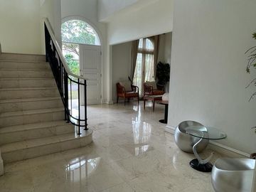 Disewakan Rumah Fontainebleau Golf Residence BSD City Tangerang Selatan Luas Mewah Bagus Nyaman Siap Huni
