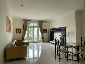 Disewakan Rumah Fontainebleau Golf Residence BSD City Tangerang Selatan Luas Mewah Bagus Nyaman Siap Huni