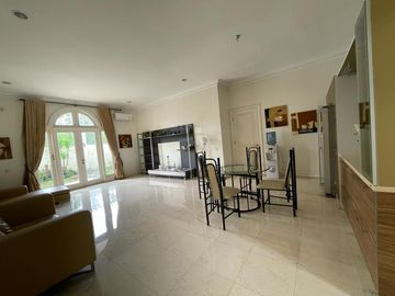 Disewakan Rumah Fontainebleau Golf Residence BSD City Tangerang Selatan Luas Mewah Bagus Nyaman Siap Huni