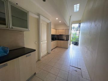 Disewakan Rumah Fontainebleau Golf Residence BSD City Tangerang Selatan Luas Mewah Bagus Nyaman Siap Huni