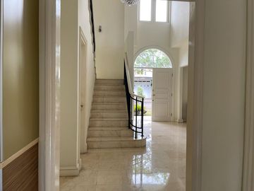 Disewakan Rumah Fontainebleau Golf Residence BSD City Tangerang Selatan Luas Mewah Bagus Nyaman Siap Huni