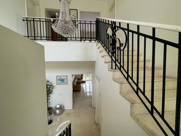 Disewakan Rumah Fontainebleau Golf Residence BSD City Tangerang Selatan Luas Mewah Bagus Nyaman Siap Huni