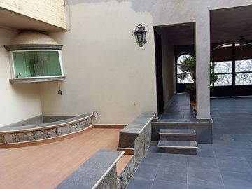 Casa en venta, 3 niveles, jardín en excelente estado de conservación, cerca de Apizaco Tlaxcala.