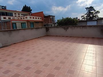 Casa en venta, 3 niveles, jardín en excelente estado de conservación, cerca de Apizaco Tlaxcala.