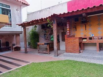 Casa en venta, 3 niveles, jardín en excelente estado de conservación, cerca de Apizaco Tlaxcala.