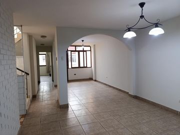 En Venta Hermosa Casa - Con Ingreso Independiente Al Piso 2
