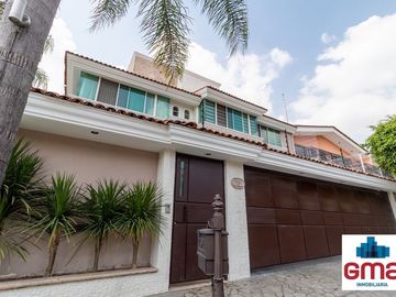 Tentadora Casa en Venta en Bugambilias con Alberca. 4 Recámaras