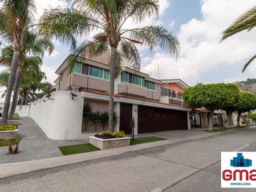 Tentadora Casa en Venta en Bugambilias con Alberca. 4 Recámaras