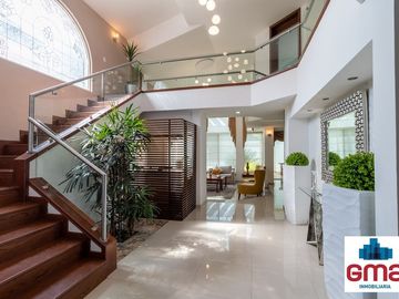 Tentadora Casa en Venta en Bugambilias con Alberca. 4 Recámaras