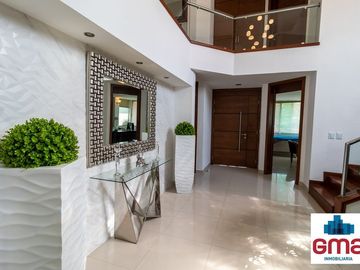 Tentadora Casa en Venta en Bugambilias con Alberca. 4 Recámaras