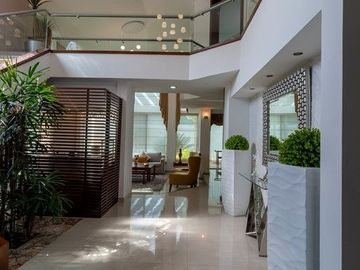 Tentadora Casa en Venta en Bugambilias con Alberca. 4 Recámaras