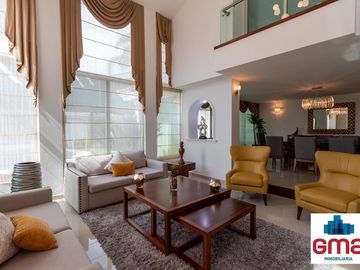 Tentadora Casa en Venta en Bugambilias con Alberca. 4 Recámaras