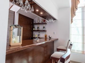 Tentadora Casa en Venta en Bugambilias con Alberca. 4 Recámaras