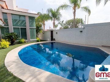 Tentadora Casa en Venta en Bugambilias con Alberca. 4 Recámaras