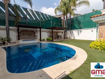 Tentadora Casa en Venta en Bugambilias con Alberca. 4 Recámaras