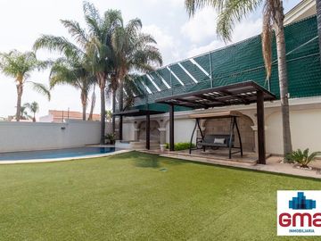 Tentadora Casa en Venta en Bugambilias con Alberca. 4 Recámaras