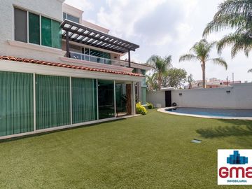 Tentadora Casa en Venta en Bugambilias con Alberca. 4 Recámaras