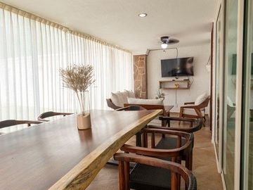 Tentadora Casa en Venta en Bugambilias con Alberca. 4 Recámaras