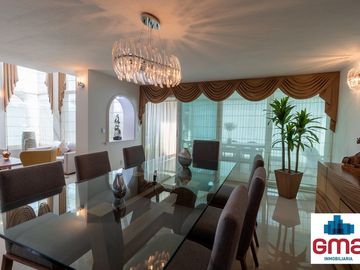 Tentadora Casa en Venta en Bugambilias con Alberca. 4 Recámaras