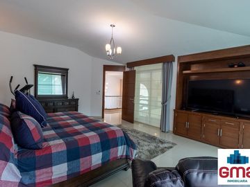 Tentadora Casa en Venta en Bugambilias con Alberca. 4 Recámaras