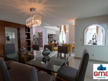 Tentadora Casa en Venta en Bugambilias con Alberca. 4 Recámaras