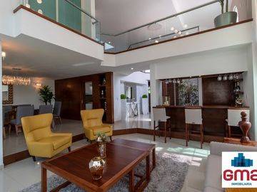 Tentadora Casa en Venta en Bugambilias con Alberca. 4 Recámaras